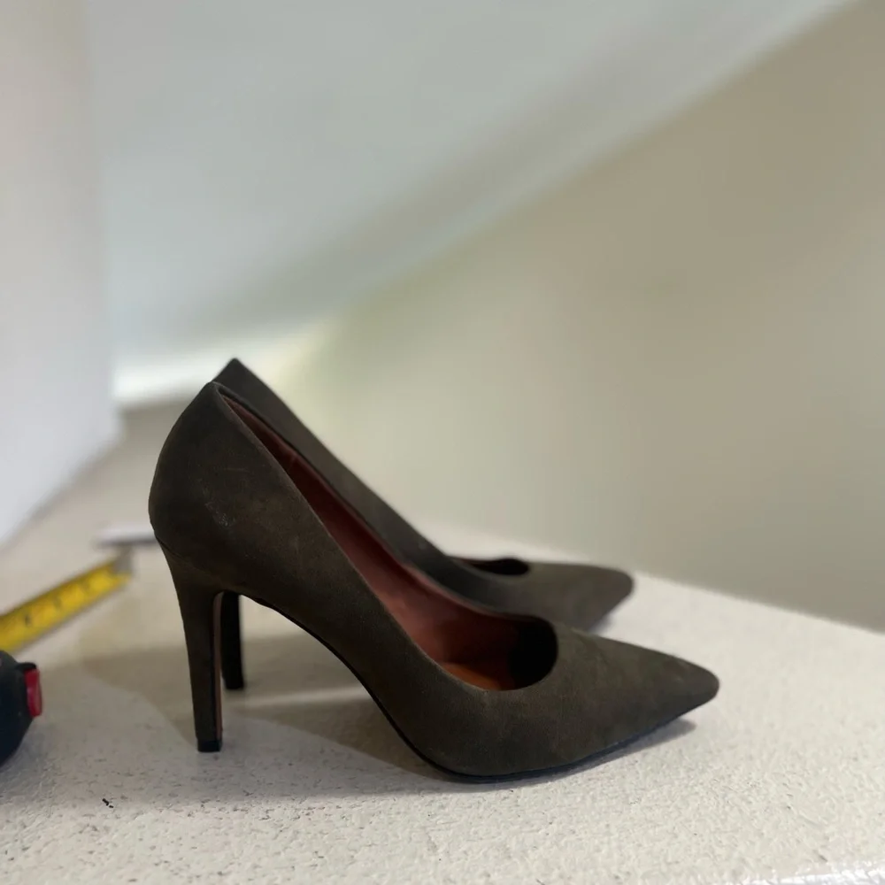 Christian Sirano Size 9 Olive Green pumps point toes shoes career office‎ smart
